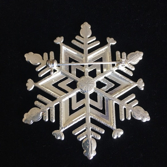Jewelry - Vintage Silver Tone Snowflake Brooch Pin - Picture 4 of 8